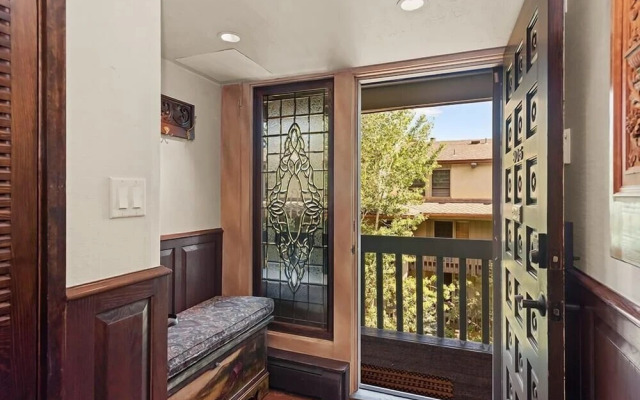 3 BR Penthouse w Hot-tub -mountain Views