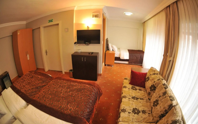 Palace Point Hotel