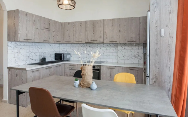 Spacious 2 level Brand New apt GTD3194