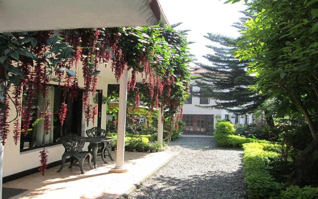 8fold-Pinecrest By LaRiSa, Bhimtal