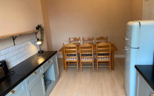 Modern 2 Bedroom Apartment in Edinburgh