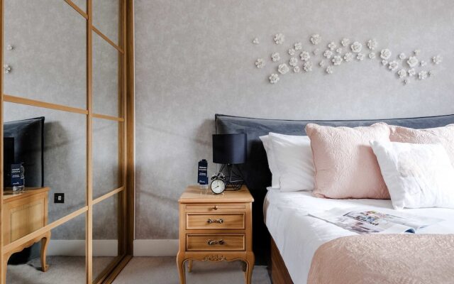 Rosy and Cosy West London Apartment
