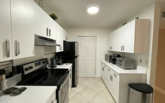 Exclusive Condo 10 Min to the Beach