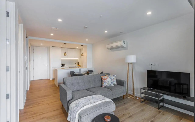 Stylish Apt With Balcony And Full Amenities