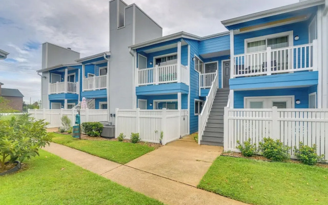 Bay View, Pool Access: Romantic Galveston Retreat!