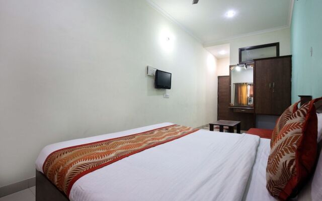 OYO 9056 Hotel Holiday Comfort