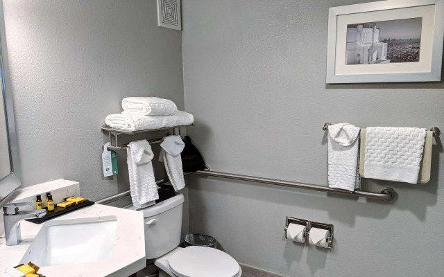 Best Western Plus Commerce Hotel