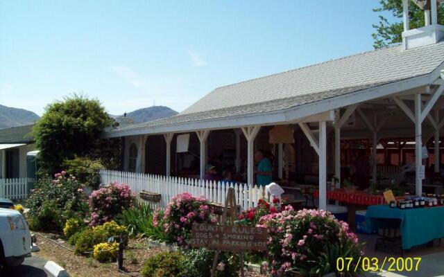 Lakeshore Lodge