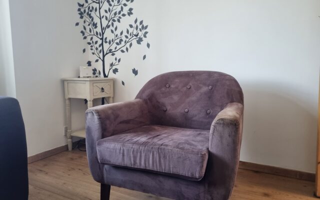 Lovely 2 Bedroom Apartment With Private Parking