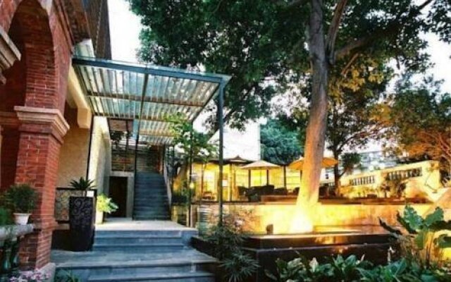 Lee Manor Hotel