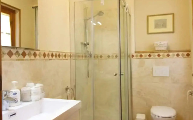 Stunning Private Villa for 4 Guests With Wifi, Private Pool, TV, Veranda, Pets Allowed and Parking