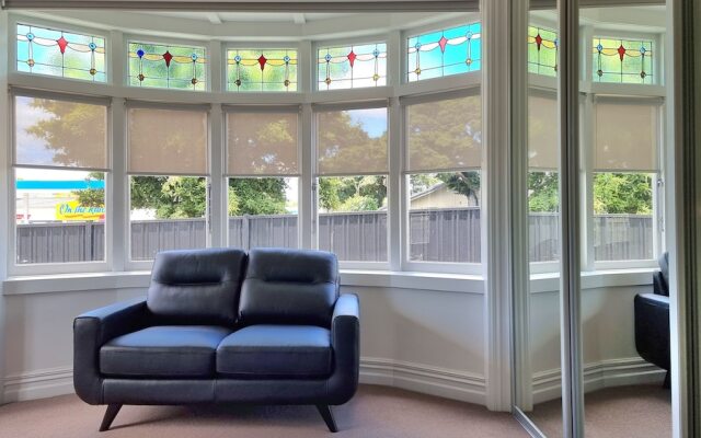 Cheerful 5 - Bedroom Home - Free Parking