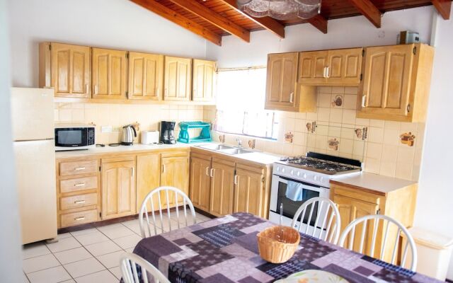 Tropical Breeze Guesthouse and Furnished Apartments