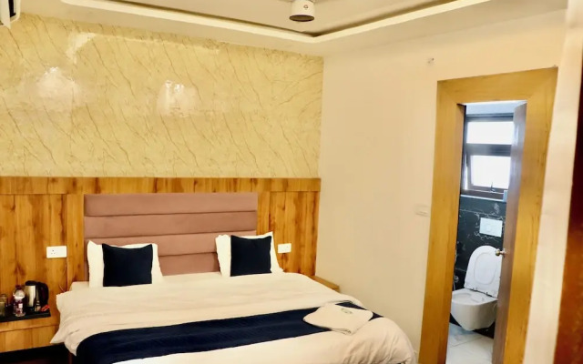 Maayaa inn by Ganges