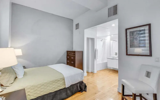 Stylish 2br/2ba At HWH by Oneluxstay