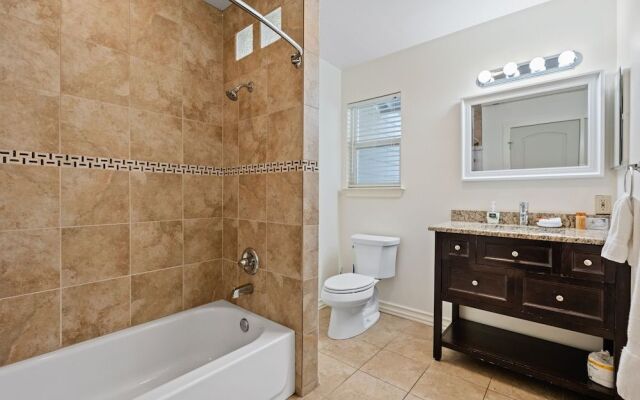 Screened-in Porch Walkable to Soco