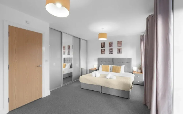 Spacious 6 Bedroom House in Denton Way