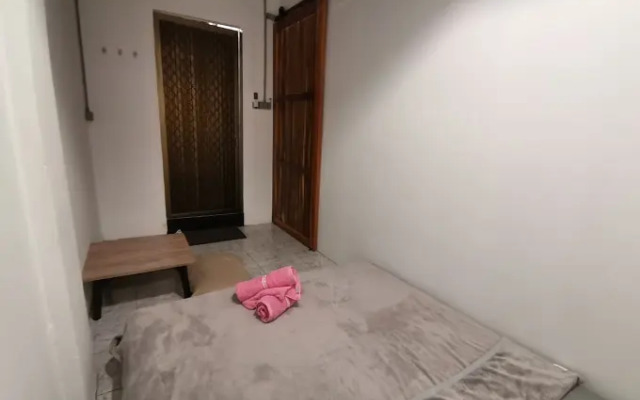 8 Sleeper Street Hostel