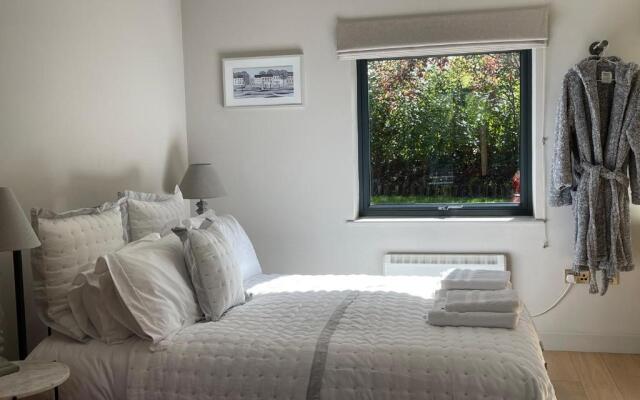 Studio Acorn private parking and garden