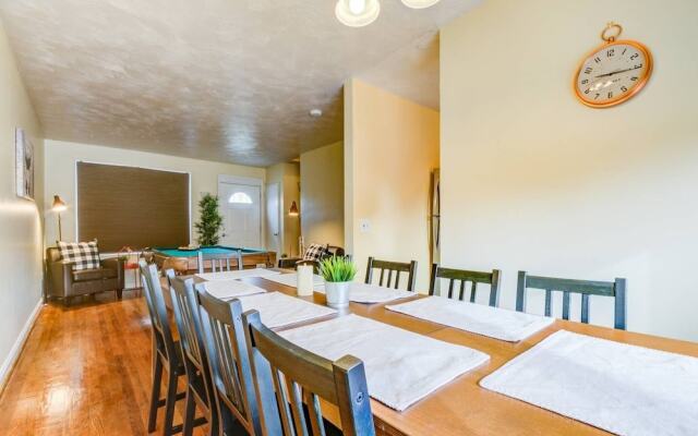 Modern Townhouse w/ Pool Table by Cozysuites