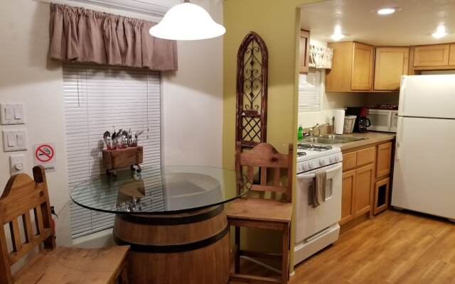 Mendelbaum Winery Guest Cabins