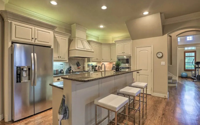 Chic Family-friendly Home in Irving w/ Yard!