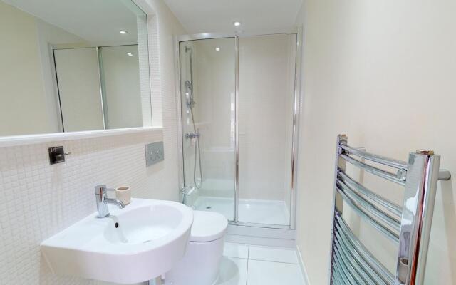 Deluxe Two Bed Apartment w Balcony in Canary Wharf