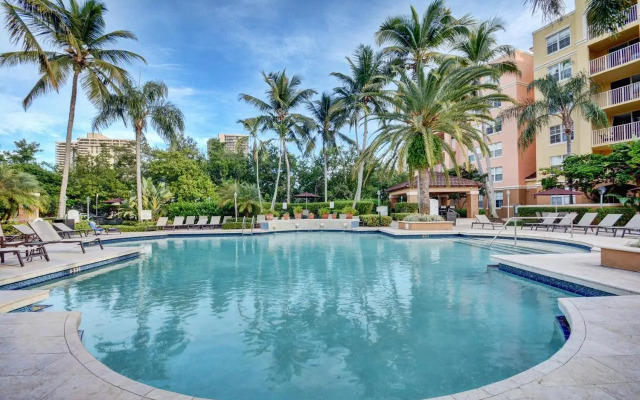 Renovated 2/2 Unit at Yacht Club/Aventura