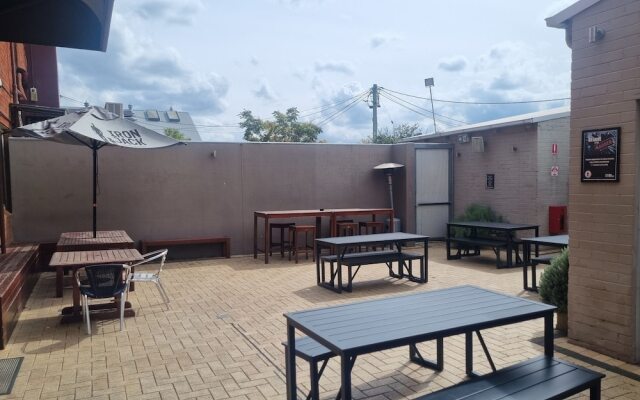 Commercial Hotel Young