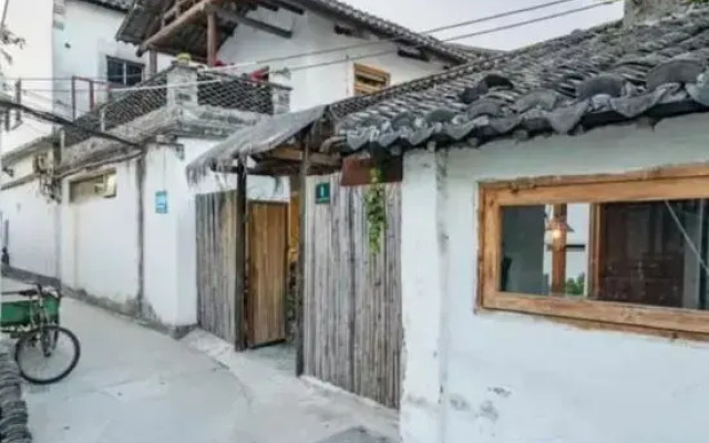 Picking up the light in the alley  Homestay