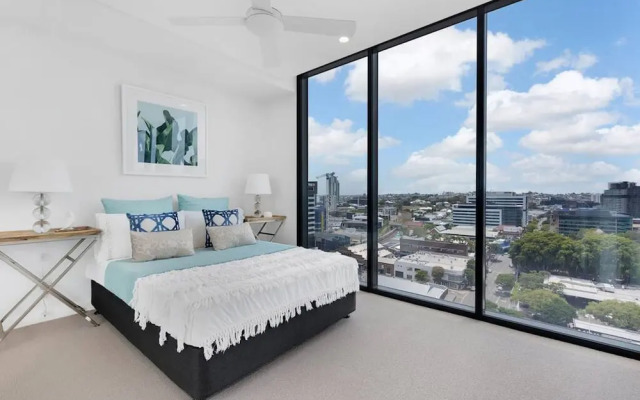 2BR Utopia Fortitude Valley Pool Rooftop King bed