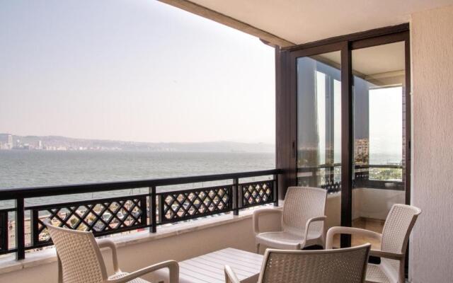 Spacious Flat With Sea View In Zmir Karsiyaka
