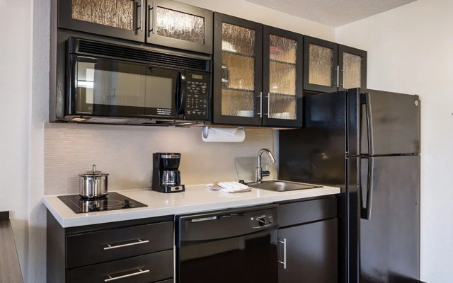 Sonesta Simply Suites Detroit Warren