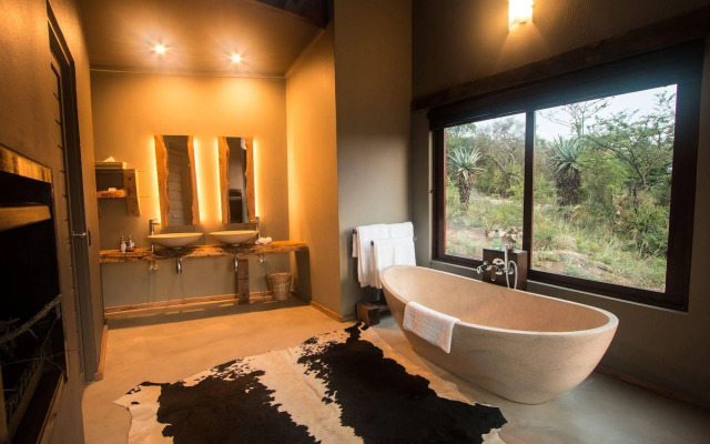 Rhino Ridge Safari Lodge