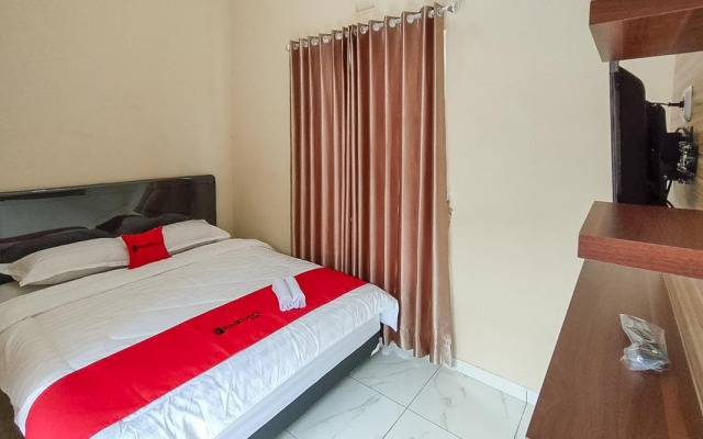 RedDoorz near BNS Batu