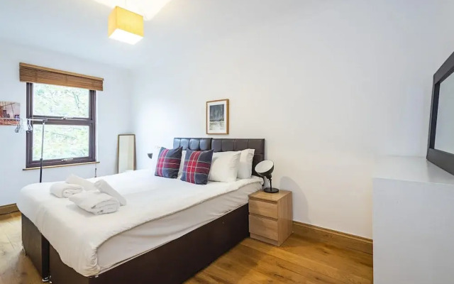 Stunning Light Filled 2 Bed Apartment + Parking Sleeps 7