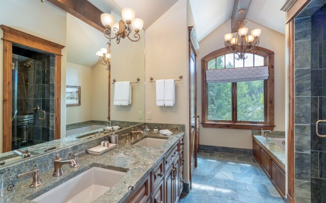 THE Pinnacle by Exceptional Stays