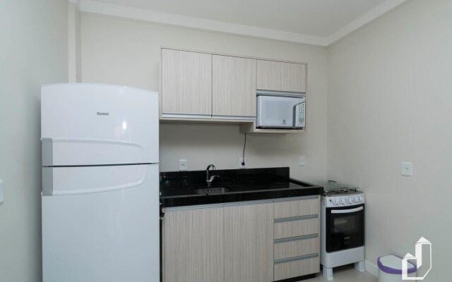 Apartamento com 03 dormitórios meia quadra do mar