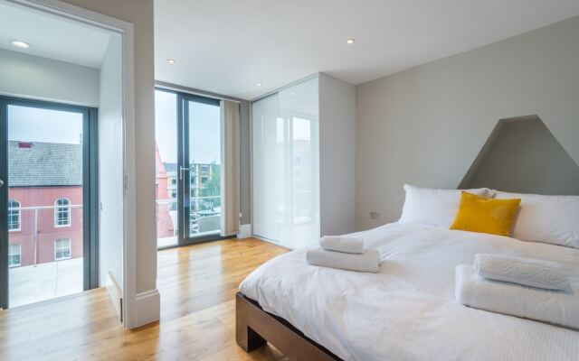 Delightful Dalston Home with Beautiful Balcony