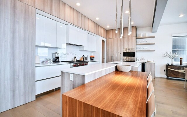 Ski-in/ski-out Elegant 5br/6ba 5 Bedroom Townhouse by Redawning