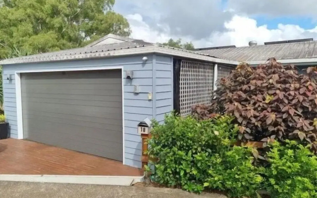 Hillcrest Retreat with River Views