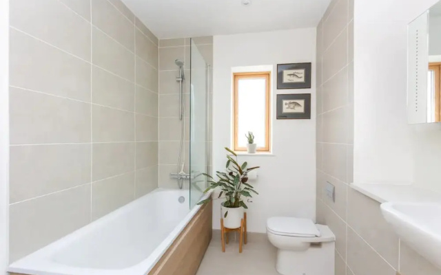 Bright 2 Bedroom Apartment Near Victoria Park