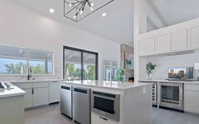 Luxurious Modern Retreat With Private Pool Patio