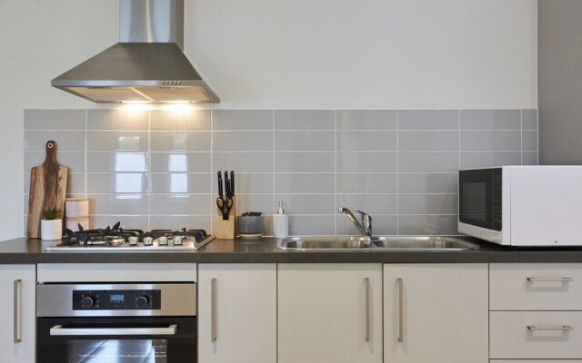 Earthy And Polished 2 Bedroom Unit In Chadstone