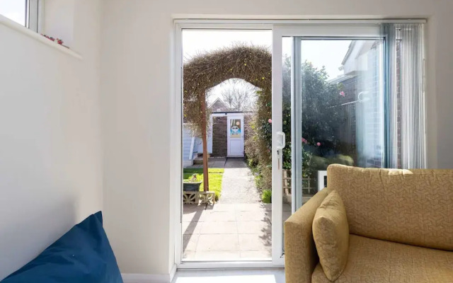 Seaside Retreat - Five Minutes to Beach Village