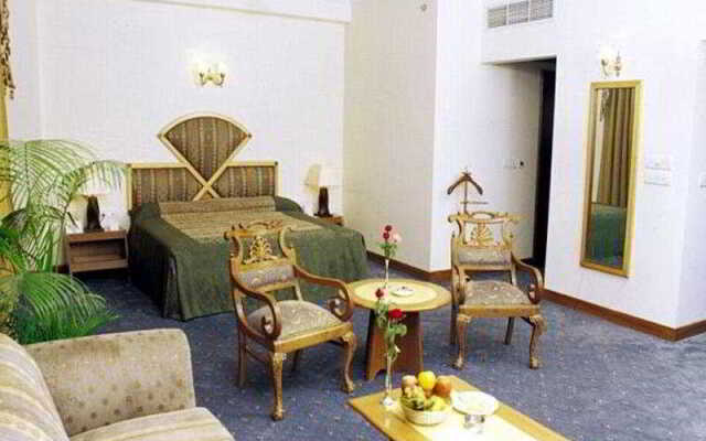 Hotel Meraden Grand