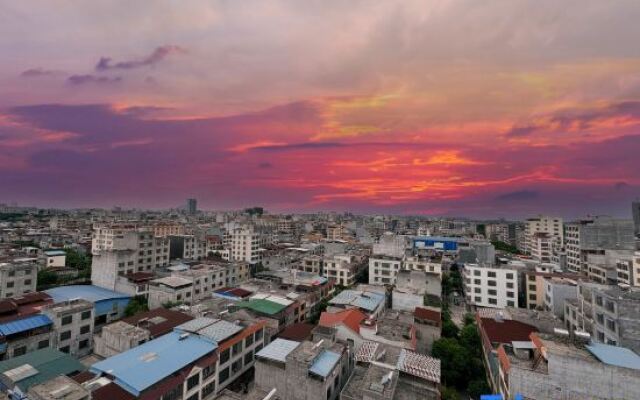 Luckyever Grand Hotel (Danzhou Summer Square)