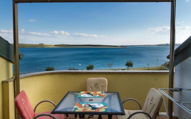 Super - 50 m from pebble beach - A11 Tommy (2+2)