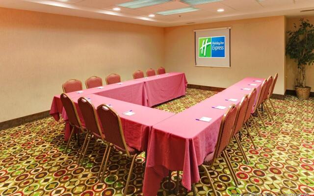 Holiday Inn Express Hotel & Suites Southfield - Detroit