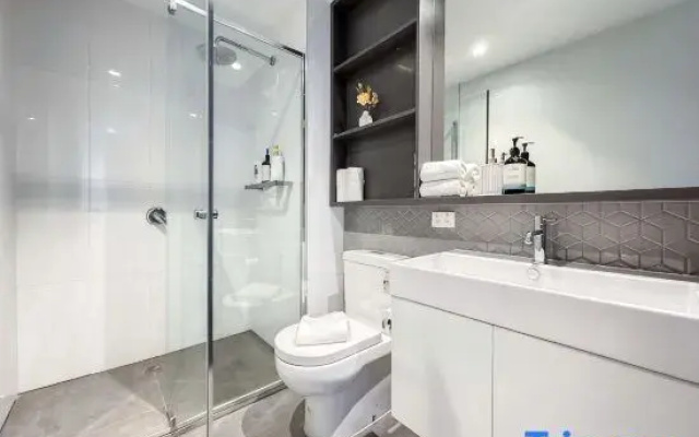Modern 1BR Apartment with Smart TV and Views